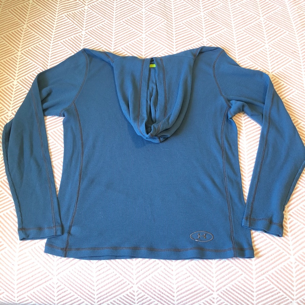 Under Armour men’s blue long-sleeve shirt